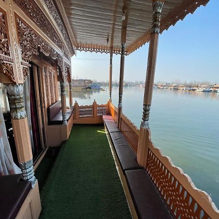 Floating Young Gulshan Houseboat Srinagar  Exterior photo
