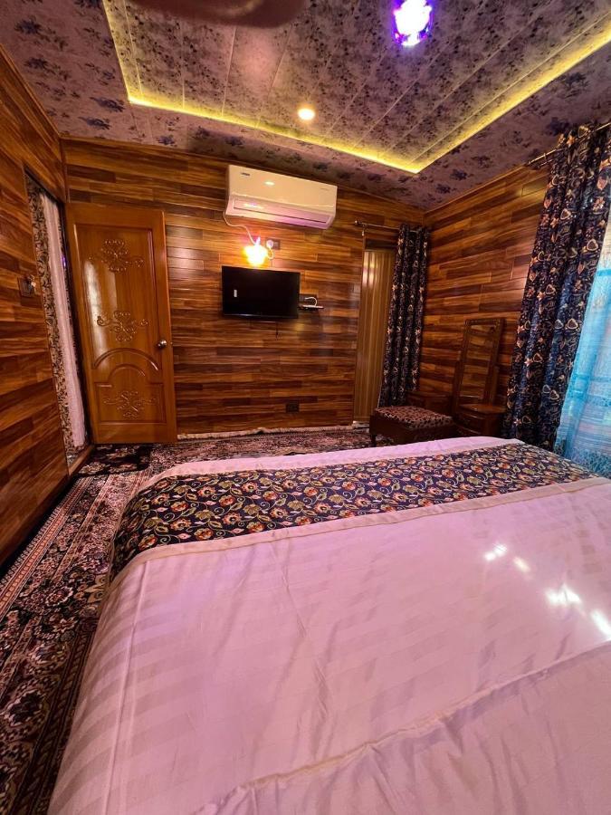 Floating Young Gulshan Houseboat Srinagar  Exterior photo