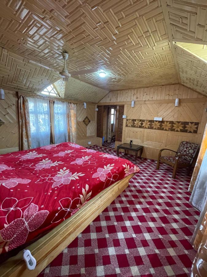 Floating Young Gulshan Houseboat Srinagar  Exterior photo