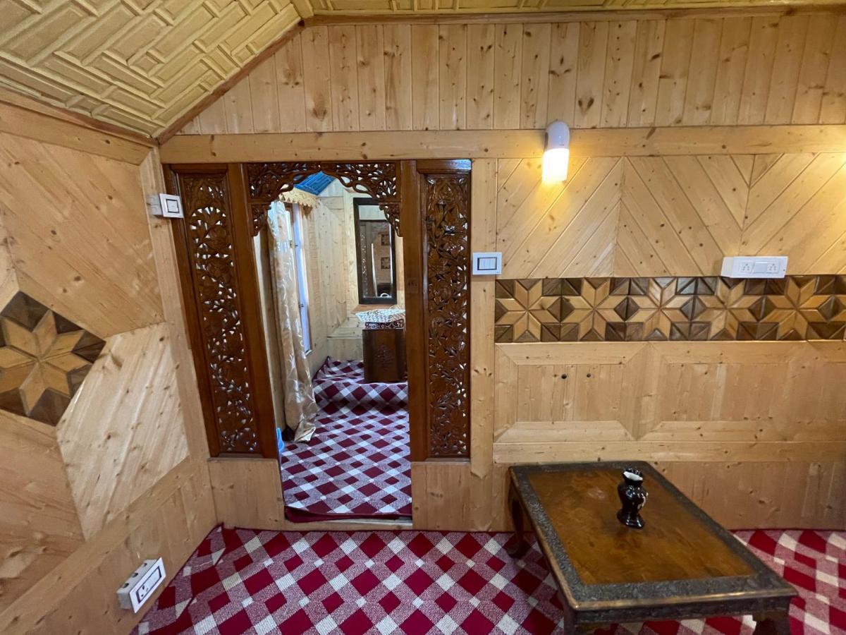 Floating Young Gulshan Houseboat Srinagar  Exterior photo
