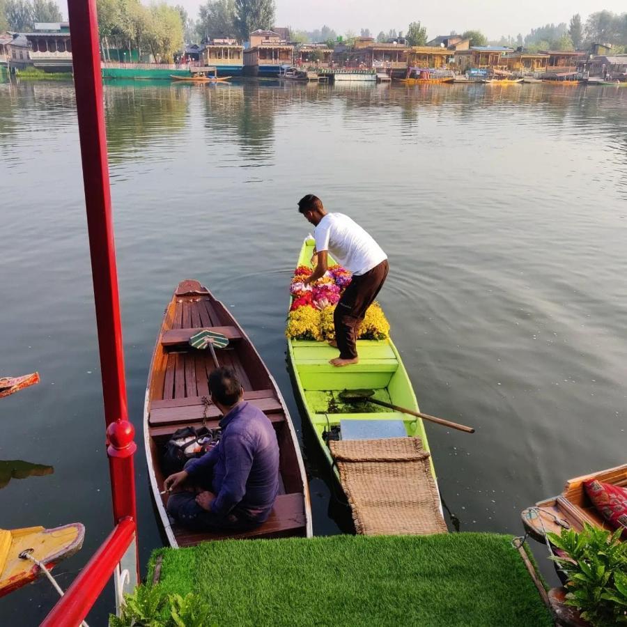 Floating Young Gulshan Houseboat Srinagar  Exterior photo