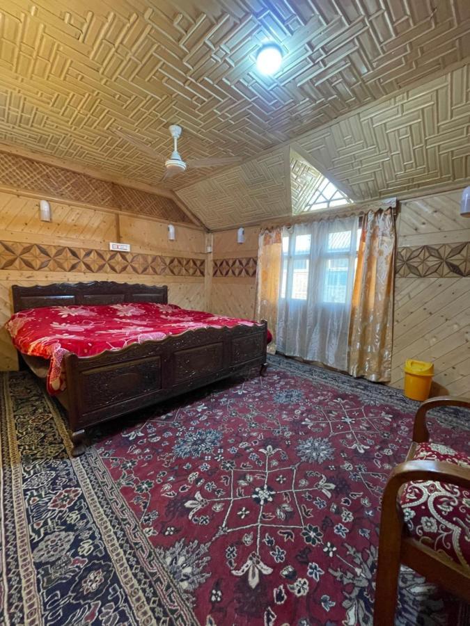 Floating Young Gulshan Houseboat Srinagar  Exterior photo