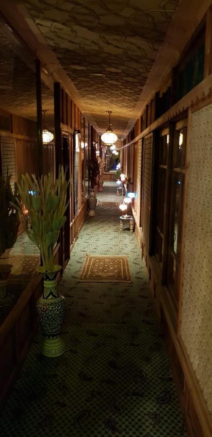 Floating Young Gulshan Houseboat Srinagar  Exterior photo
