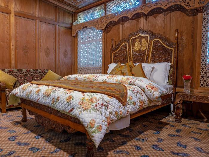 Floating Young Gulshan Houseboat Srinagar  Exterior photo